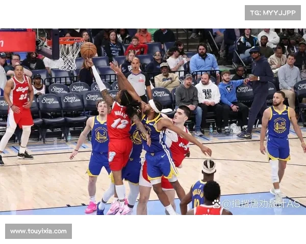震撼全场NBA激烈对决现场画面瞬间捕捉球员激情与比赛高潮